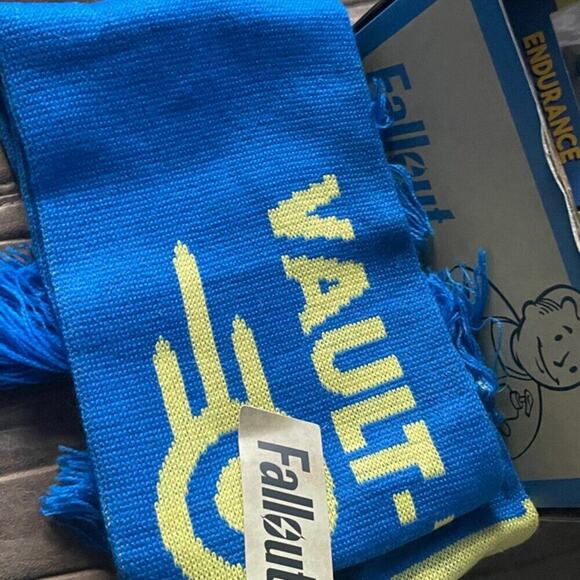 FALLOUT COLLECTOR BOX 5 PIECES VAULT BOY PLANTER, VAULT TEC SCARF, PIN, FIGURINE - Picture 13 of 16